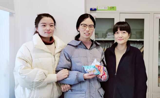 王宏念女士与财务部同事  